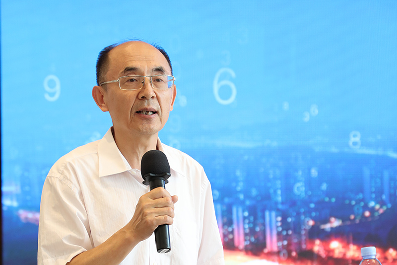 “老交通”智庫(kù)副主任、原交通運(yùn)輸部總工程師周偉主持沙龍.jpg
