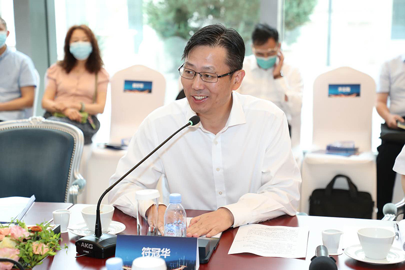 “老交通”智庫(kù)執(zhí)行副主任、蘇交科集團(tuán)董事長(zhǎng)符冠華主持沙龍.jpg